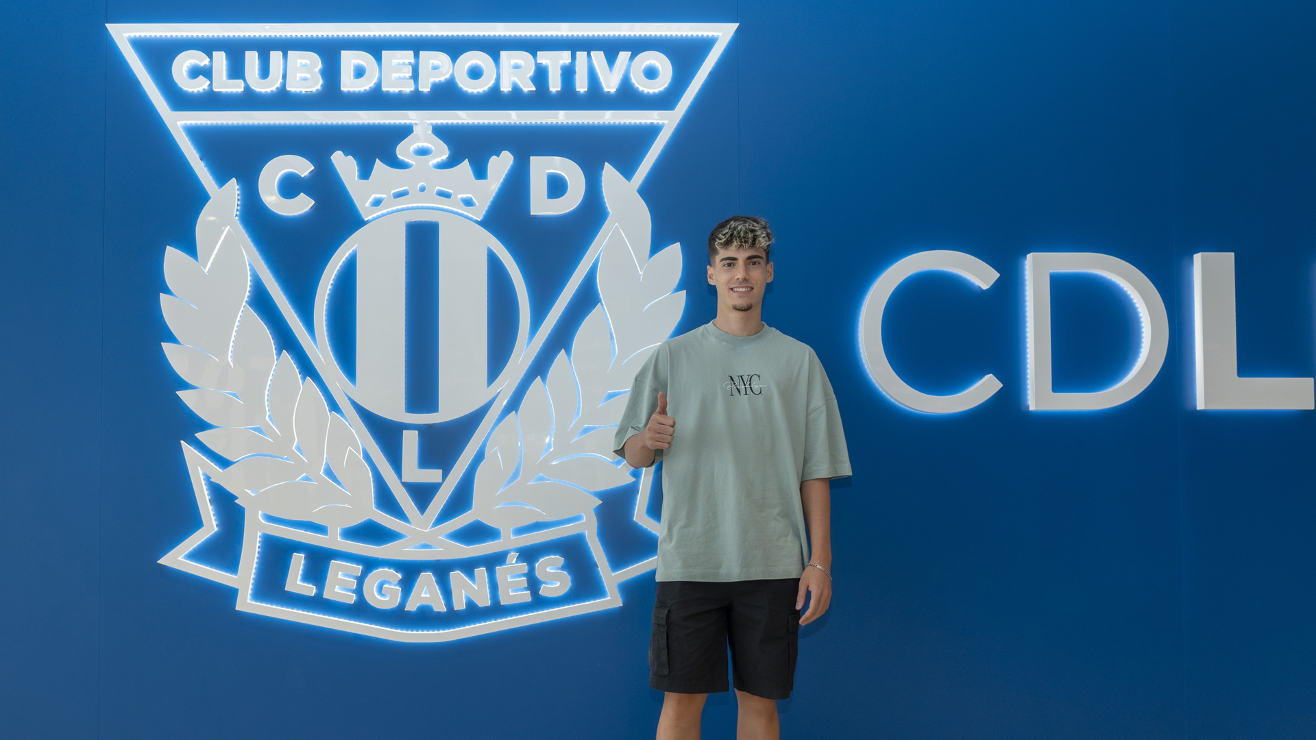 El C.D. Leganés amplía el contrato de Álex Gil hasta 2024, que pasa a ...